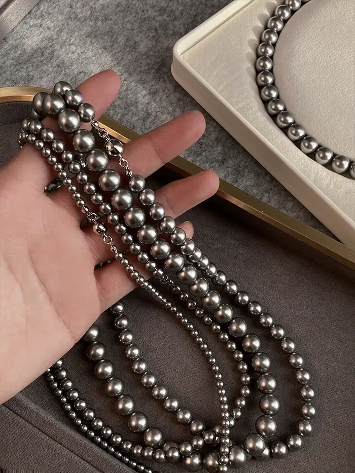 Collier élégant de perles grises de Tahiti avec boucle magnétique