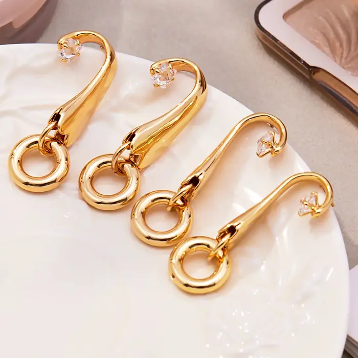 Liora Chic cubique zircone boucles d'oreilles pour femmes cuivre PVD plaqué or acier inoxydable hypoallergénique