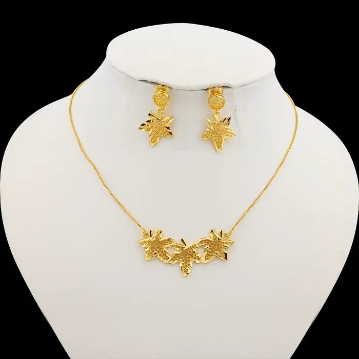 Ensemble de bijoux doré collier et boucles d'oreilles pour femmes occasions spéciales doré ou plaqué rhodium