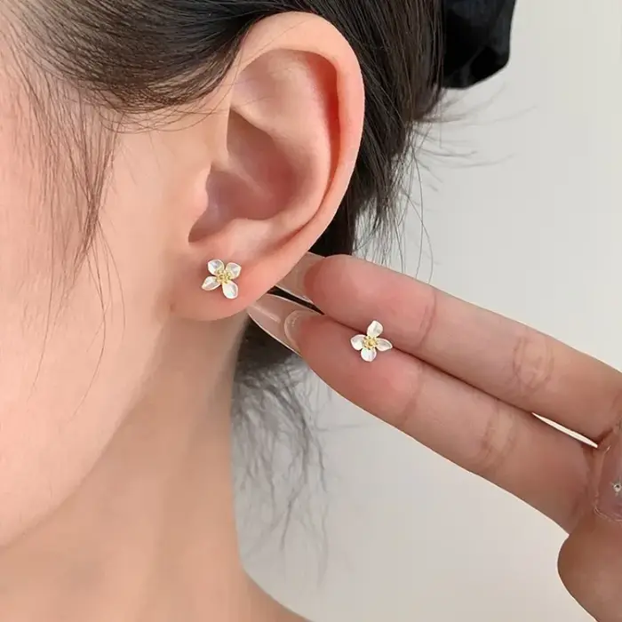 Boucles d'oreilles clous en forme de fleur de gardénia couleur argent pour femme
