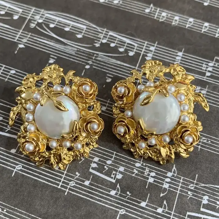 Boucles d'oreilles en perles baroques du Moyen Âge