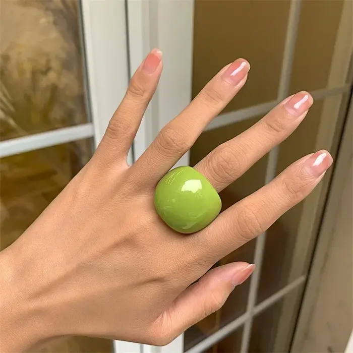 Bague géométrique exagérée en acrylique pour femme