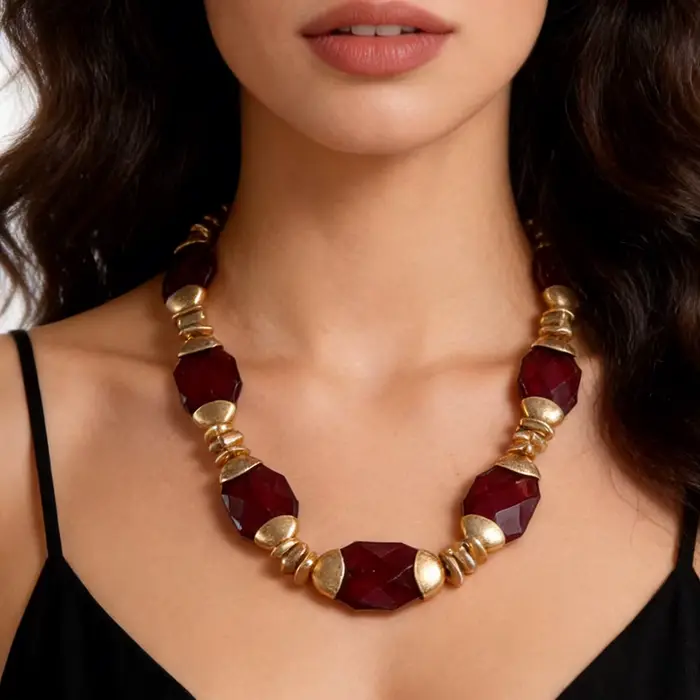 Collier de perles à facettes bordeaux foncé et accents dorés bijou rétro luxueux pour femmes occasions spéciales soirée rendez-vous élégantes