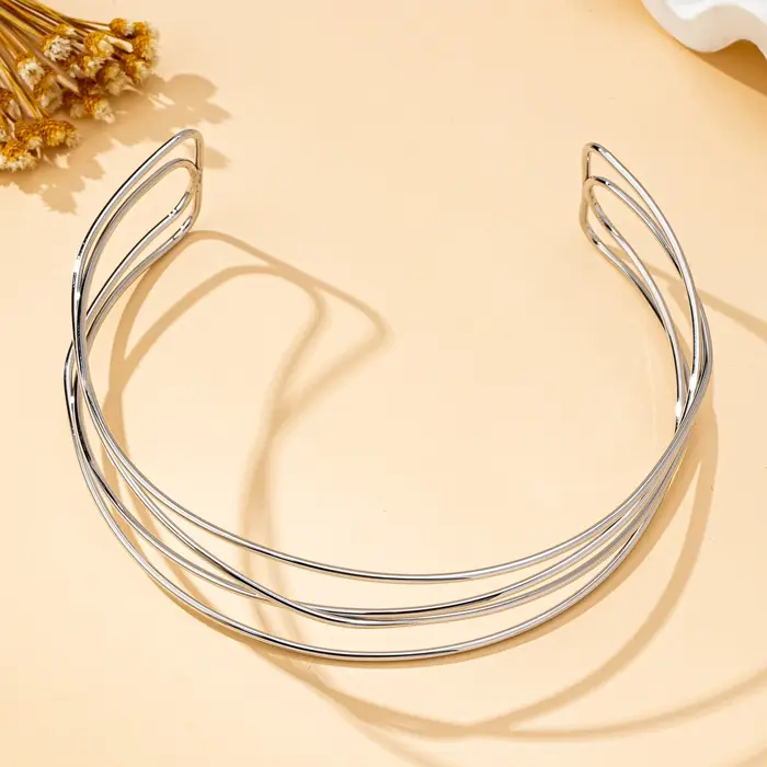 Tour de cou pour femmes en alliage de fer, or et plaqué argent, design minimaliste pour occasions spéciales et tenues quotidiennes