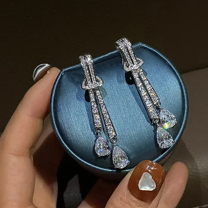 Boucles d'oreilles en zircone cubique et bronze pour femmes, design géométrique et finition brillante, idéales pour les mariages et autres occasions spéciales