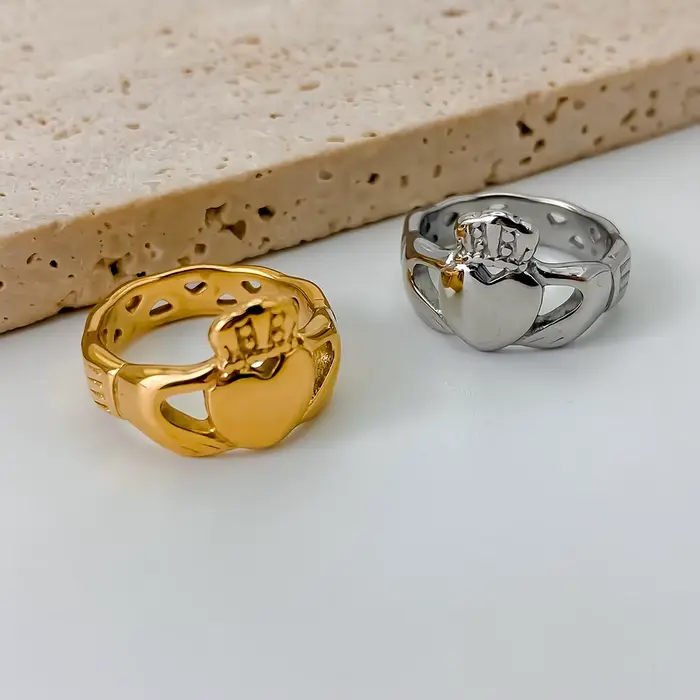 Bague Claddagh irlandaise en acier inoxydable plaqué or 18 carats pour femmes occassions spéciales symbole d'amour loyauté et fidélité