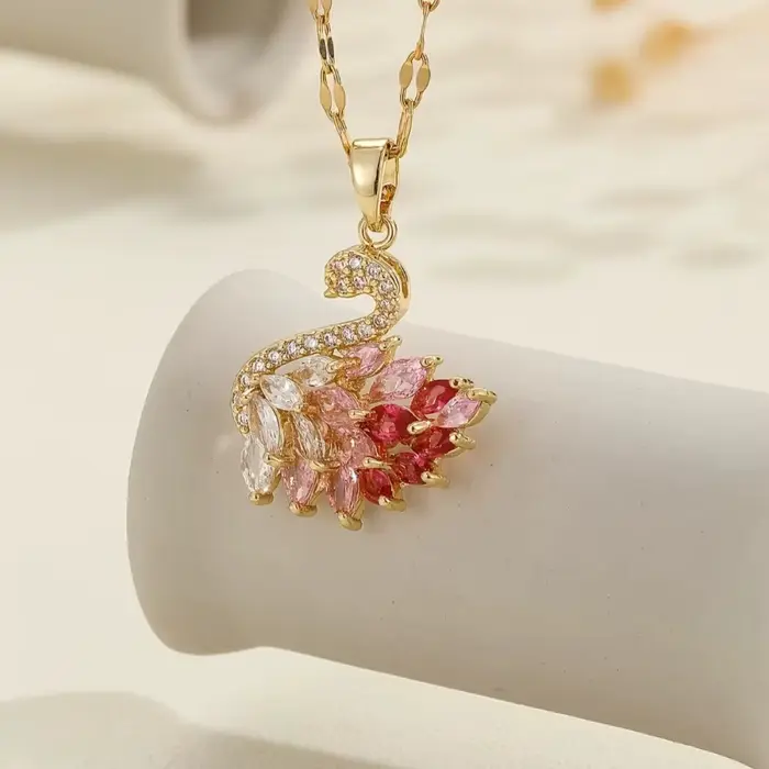 Un collier pendentif cygne en cuivre et incrusté de la série de zircon, un cadeau de vacances doux e