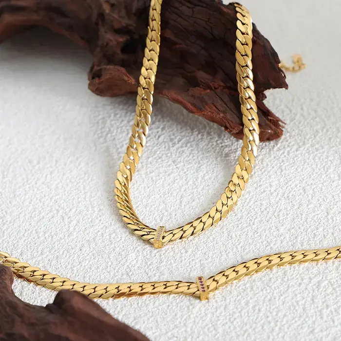 Collier chaîne chevrons acier inoxydable plaqué or 18 carats avec breloque zircon pour femme style hip-hop rock bijou tendance occassions spéciales