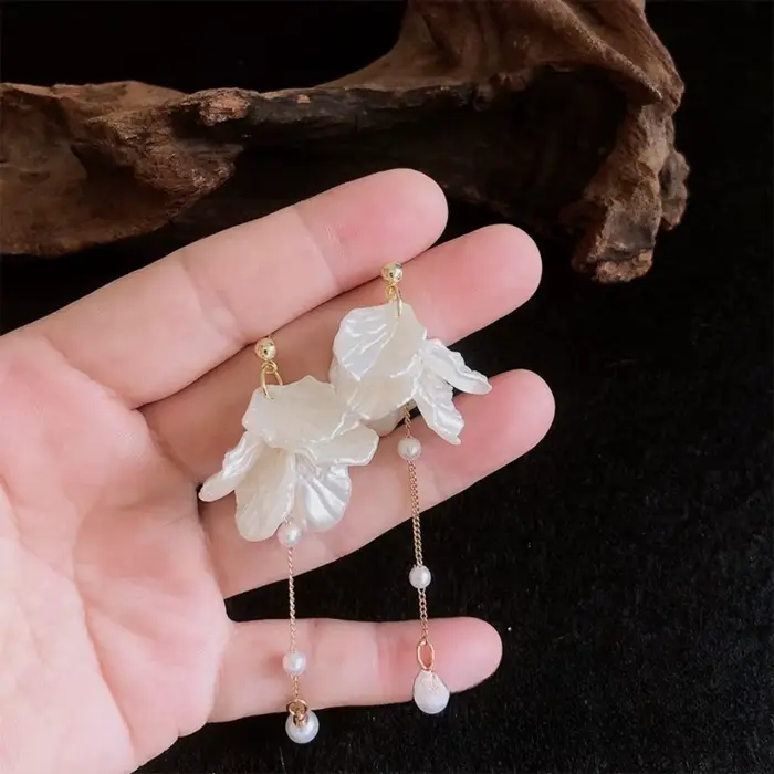 Boucles doreilles pendantes perles plantes pétales blancs bijoux femmes romantiques occasions spéciales mariage soirée gala