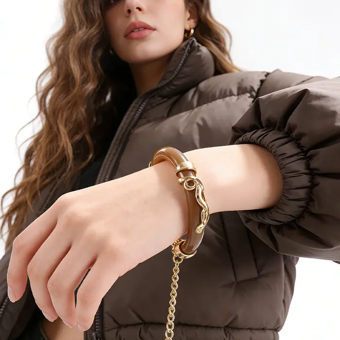 Bracelet en résine dorée pour femme
