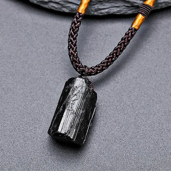 Pendentif Tourmaline Noire pierre brute collier en cristal naturel ornement en pierre épaisse énergie de guérison noire bijoux pour femmes occasions spéciales