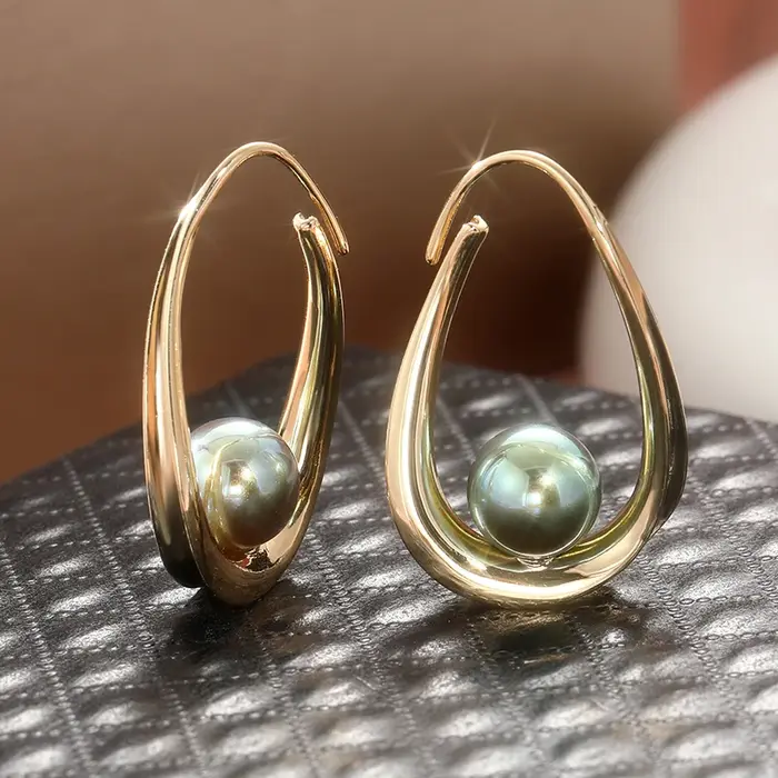 Boucles d'oreilles créoles, couleur dorée avec perles noires de Tahiti, taille moyenne.