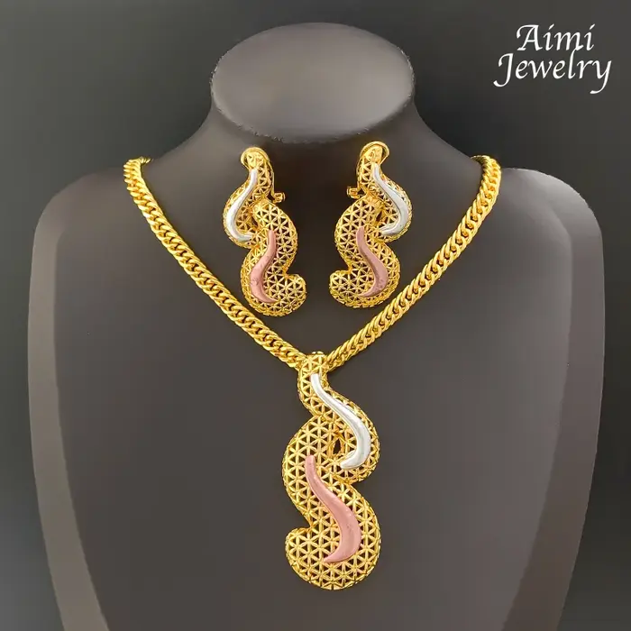 Ensemble de bijoux plaqué or 18 carats avec collier et boucles d'oreilles pour femmes occasions spéciales soirée anniversaire mariage