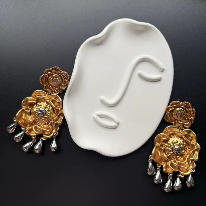 Boucles d'oreilles rétro et exagérées à fleurs et perles argentées