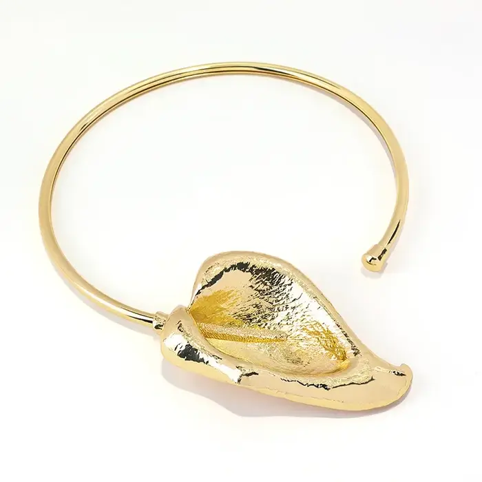 Collier Fleur de Palmier Rouge Exagérée Automne Hiver Luxe Minimaliste Sensation Haut de Gamme Bijoux Design Feuille d'Arbre de la Forêt Yang
