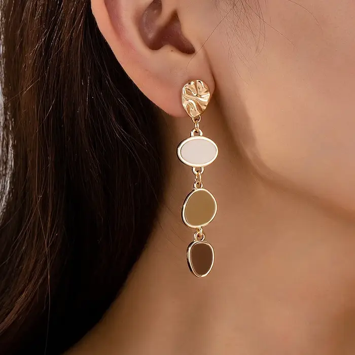 Une paire de boucles d'oreilles tendance et décontractées pour femmes