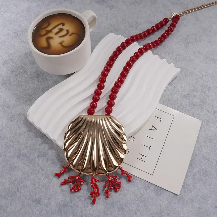 Collier Coquillage Corail Luxe Côtier avec Perles Rouges – Accessoire Tendance pour Tenues Élégantes