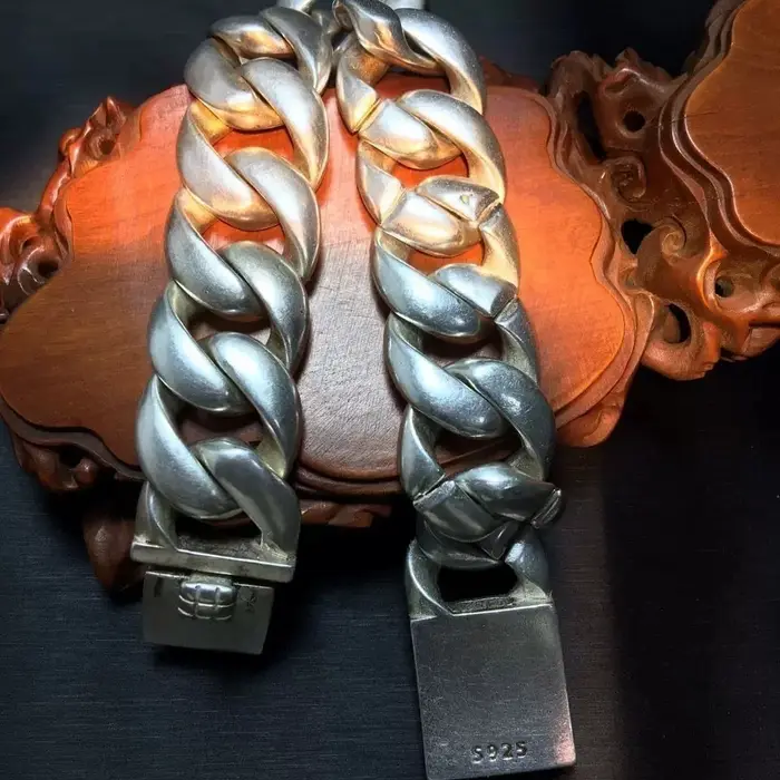 Bracelet tibétain en argent massif