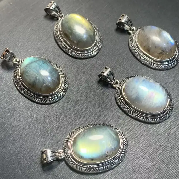 Collier pendentif ovale en pierre de lune naturelle 40 mm