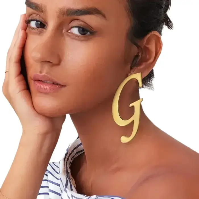 Boucle d'oreille grande lettre pour femmes
