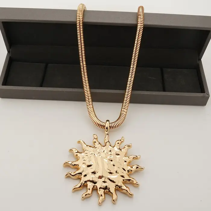 Collier pendentif soleil pour femmes