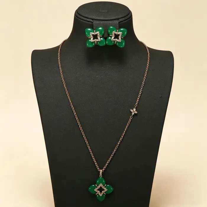 Ensemble de collier et de boucles d'oreilles de luxe en nacre et zirconium cubique