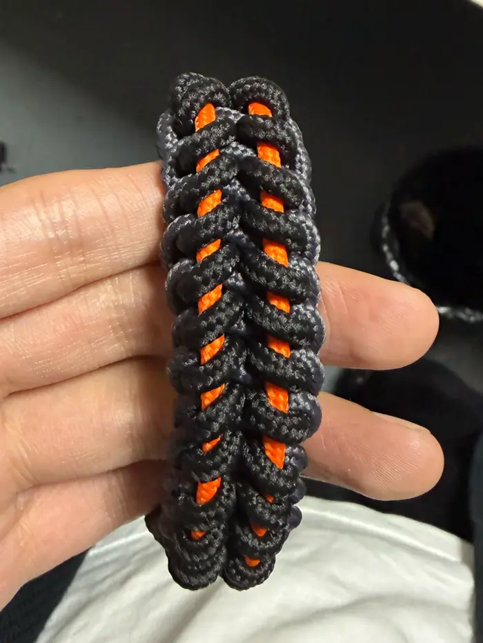 Bracelet tressé à la main, cordon d'urgence extérieur, cadeau festif, design simple et décontracté, 