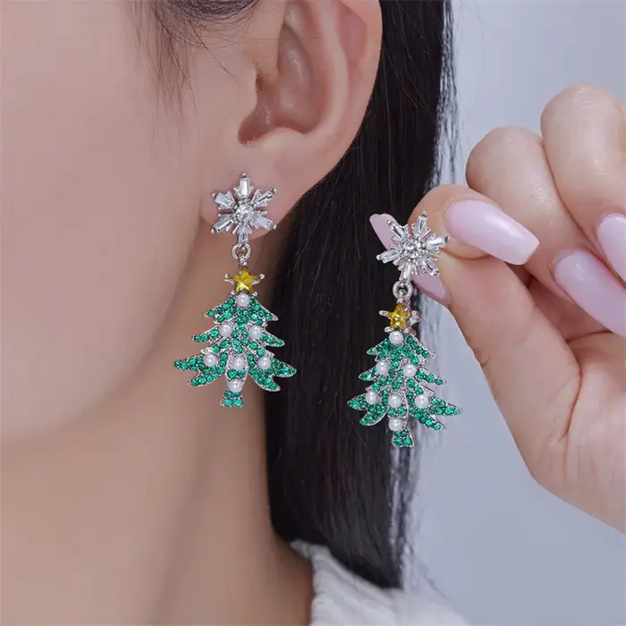 Bijoux de noël, boucles d'oreilles délicates en forme d'arbre