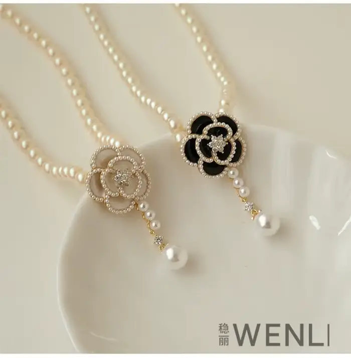 Collier classique avec pendentif en forme de fleur de camélia pour femmes