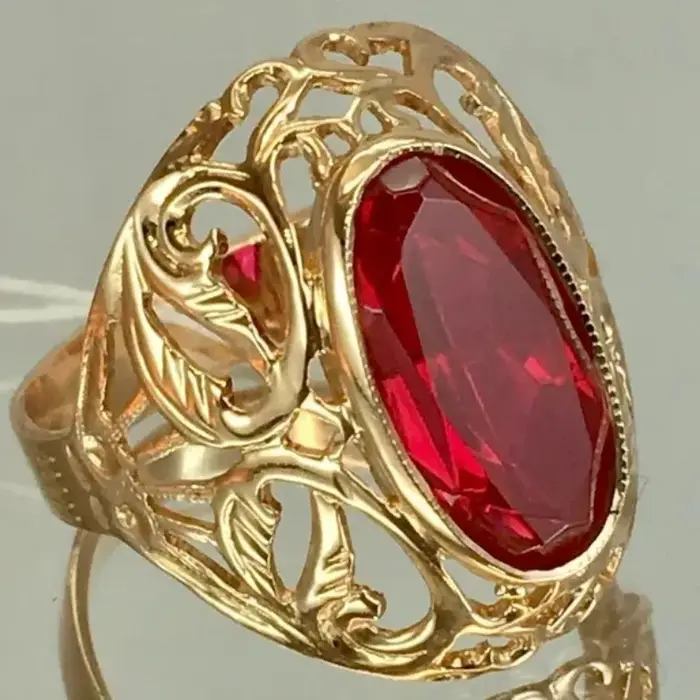 Magnifique bague vintage dorée sculptée à la main avec rubis synthétique creux pour femme