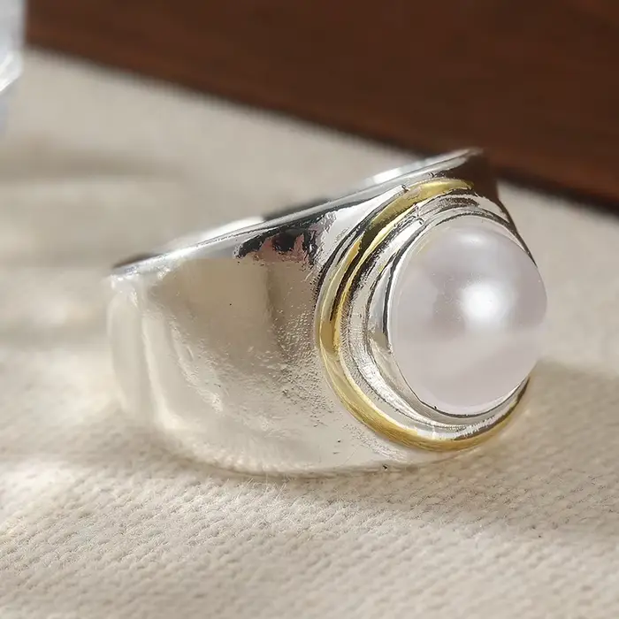 Bague NovoPublic Delivery minimaliste avec imitation de perles bicolore géométrique pour femmes occasions spéciales et cadeaux d'anniversaire