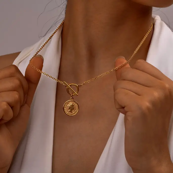 Collier Médaillon Reine Elizabeth en Acier Inoxydable Plaqué Or Jaune 14 Carats Hypoallergénique Pour Femmes Occasions Spéciales