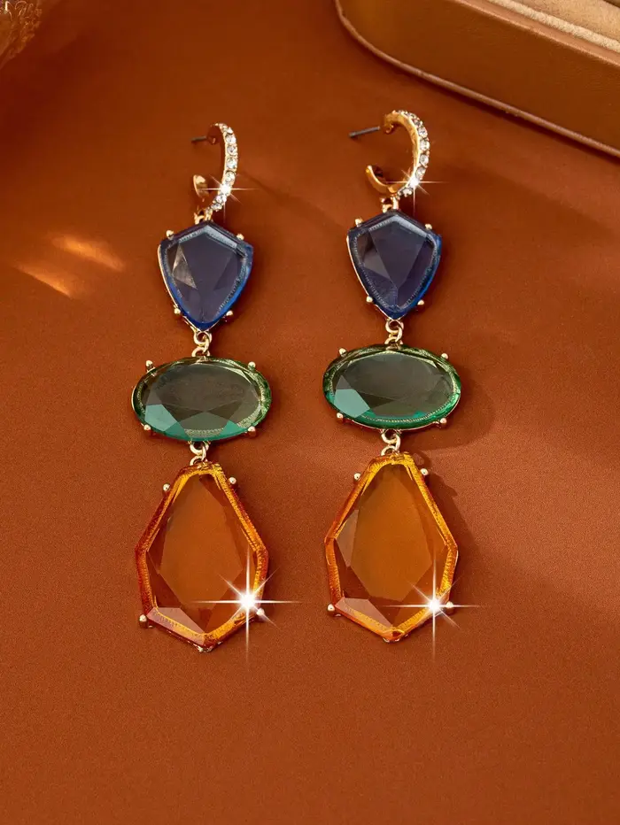 Une paire de boucles d'oreilles de luxe légères