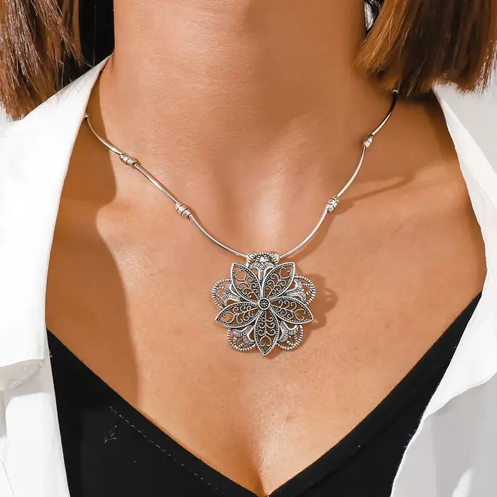 Collier Turquoise Bohème avec Pendentif en Pierres Artificielles pour Femmes Occasions Spéciales et Porte-jour Élégant