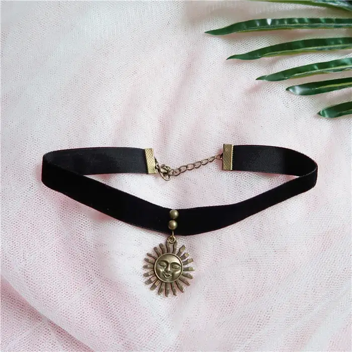 Collier Matilda Cosplay Dentelle Soleil Corde Noire Tour de Cou Bijou Accessoire Fantaisie Occasions Spéciales