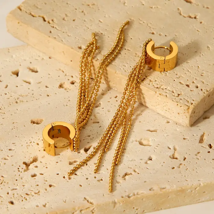 Nouvelles boucles d'oreilles pendantes en acier inoxydable plaqué or 18 carats avec chaîne et pompon
