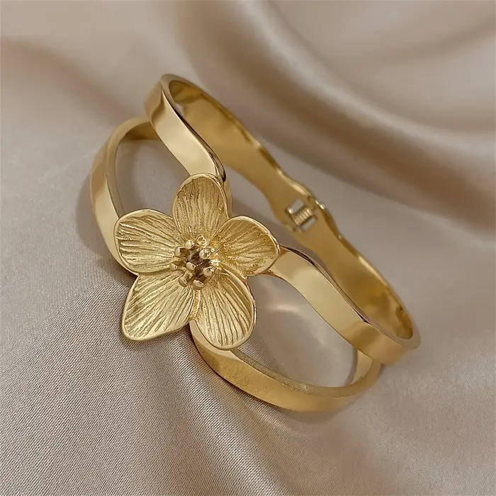 Bracelet élégant et délicat en acier inoxydable doré