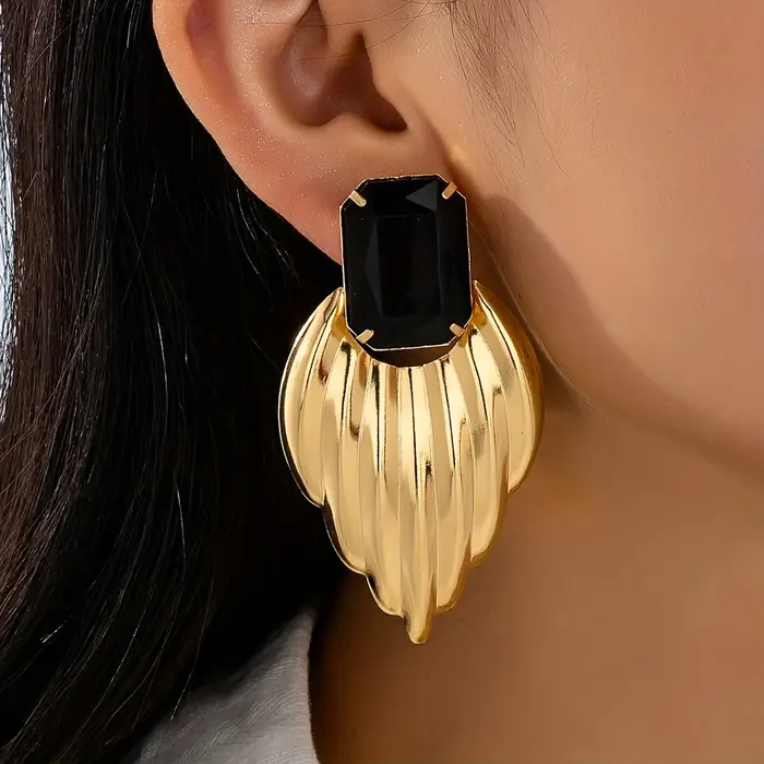 Une paire de boucles d'oreilles pour femmes de style métal arabe
