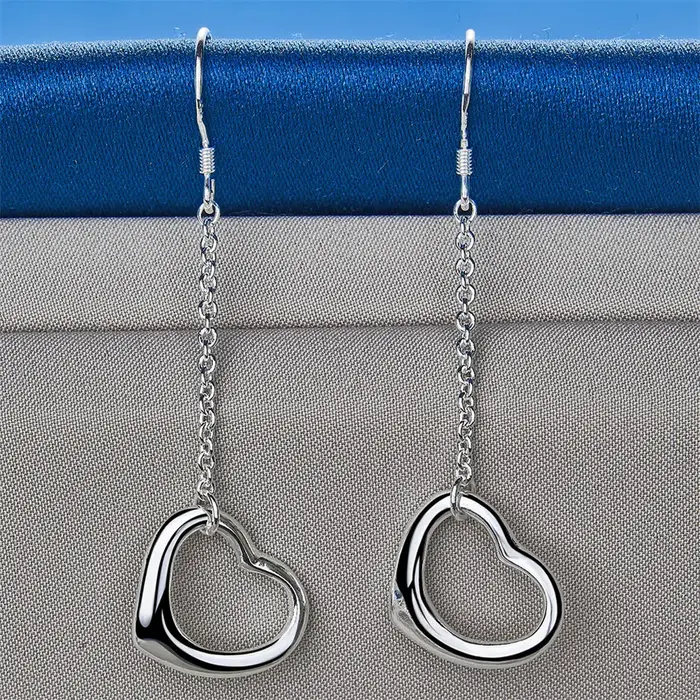 Une paire de boucles d'oreilles exquises en forme de cœur en argent sterling 925