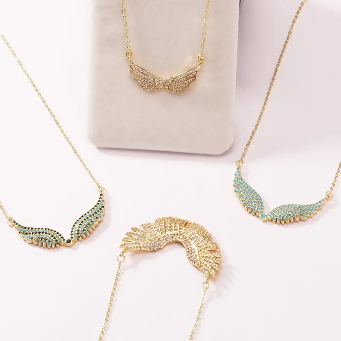 Collier Aile d'Ange avec Pendentif Plume Entièrement Pavé de Zircons