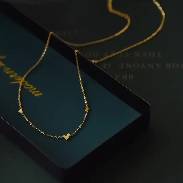 Collier pendentif cœur bijoux acier inoxydable breloque pompon document or moderne luxe femme occasions spéciales