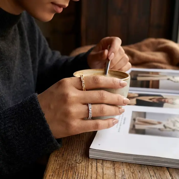 Bague en cuivre sertie de zircon unique pour femmes, bague de cocktail chic et minimaliste pour tous les jours et occasions spéciales