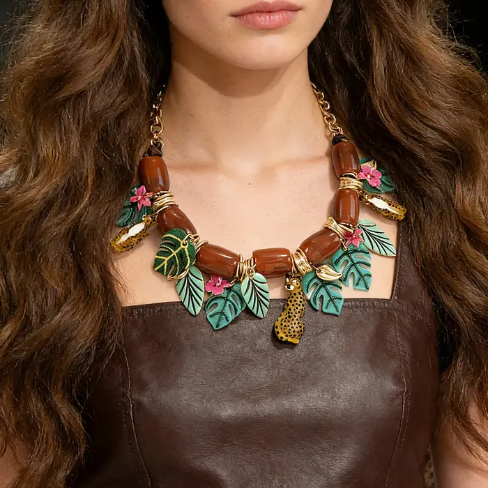 Collier ras du cou bohème tropical haut de gamme, fait main, avec accents en émail et motifs léopard