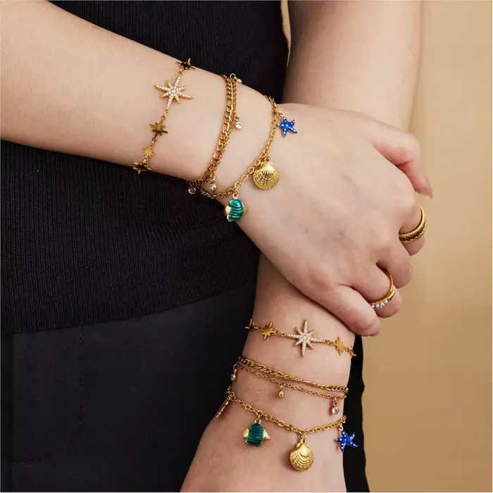 Bracelet à breloques océan pour femmes en acier inoxydable plaqué or 18 carats breloques créature marine romantique et mignon ocasionnels spéciaux