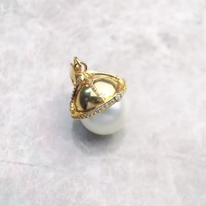 Pendentif planète dorée