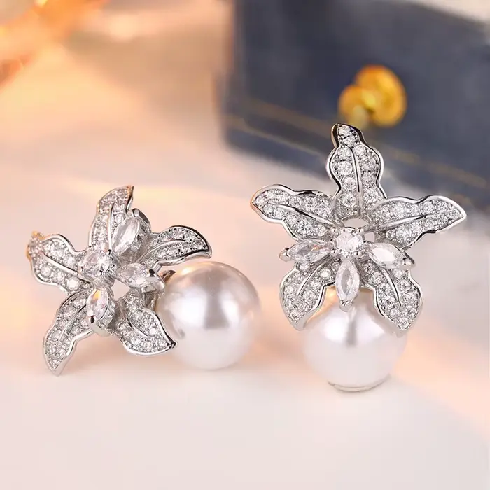 Boucles d'oreilles élégantes tendance forme de fleur incrustées de zircon synthétique et perles pour femmes occasions spéciales