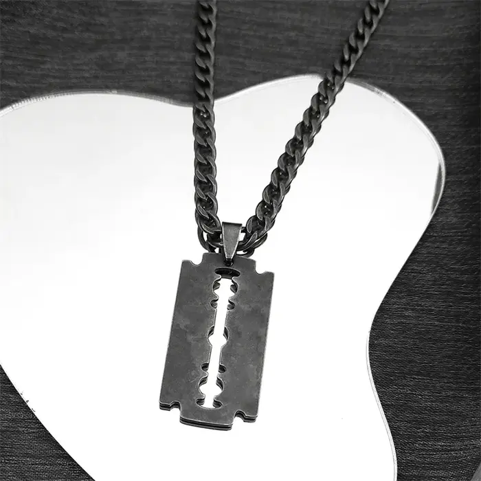 Collier Long lame de rasoir en acier inoxydable pour hommes et femmes, couleur noire, Punk gothique,