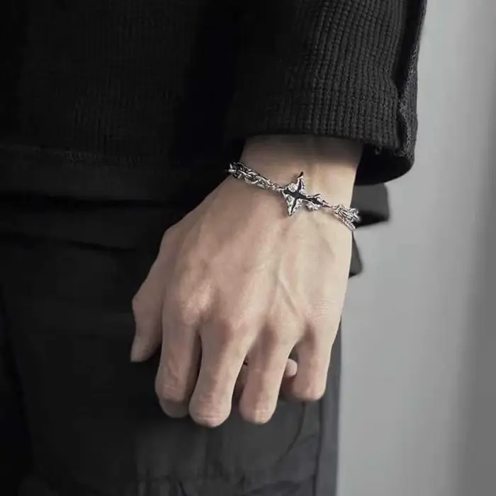 Bracelet croix foncée à la mode pour hommes