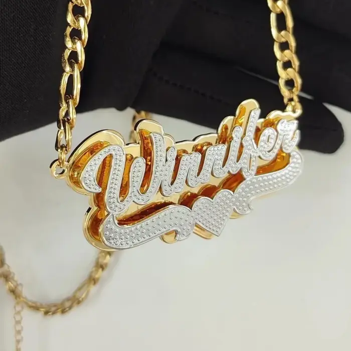 Collier avec plaque signalétique en or 18 carats