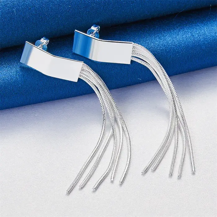 Boucles d'oreilles en argent sterling 925 à pompons exquis pour femmes occasions d'engagement et de mariage cadeau de fiançailles design tendance et élégance